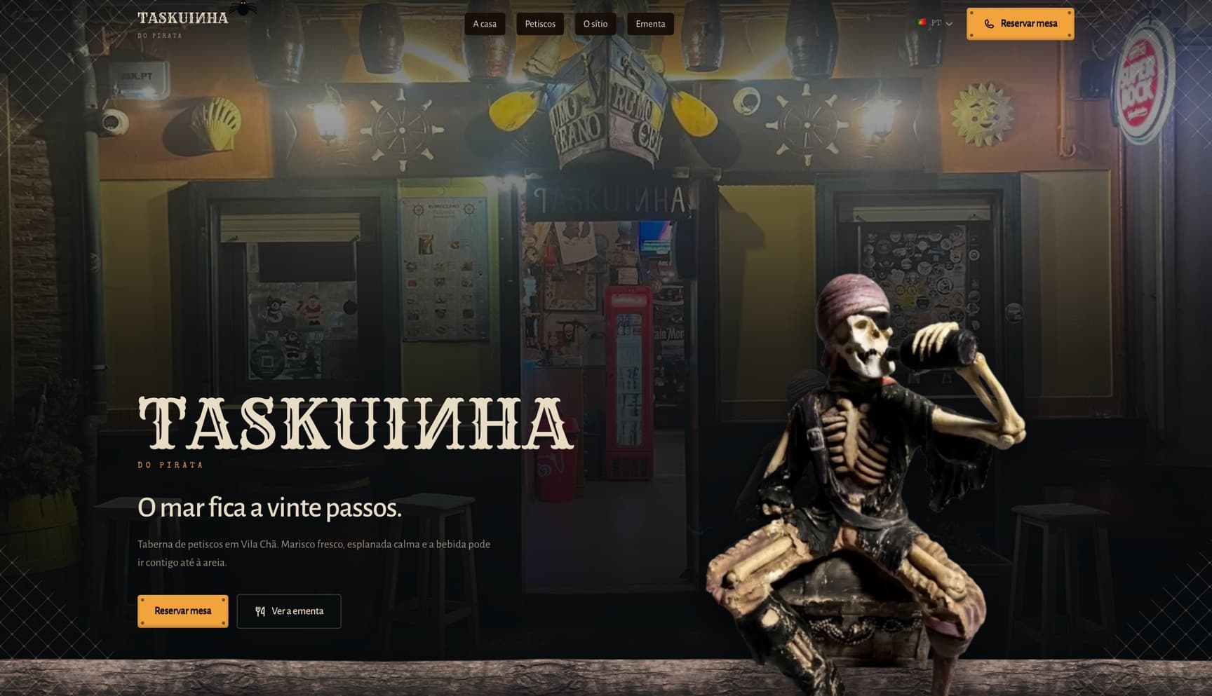 Página inicial da Taskuinha do Pirata, com o nome em letra de tabuleta sobre a fotografia da fachada da taberna à noite e um esqueleto pirata sentado num baú a beber uma cerveja.